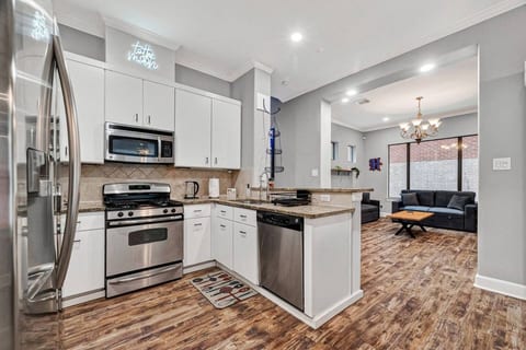 Skyline Views Rooftop Retreat Sleeps 8