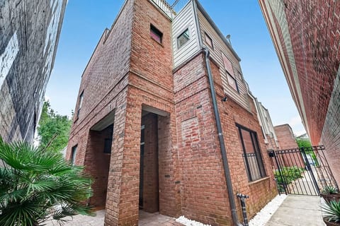 Skyline Views Rooftop Retreat Sleeps 8