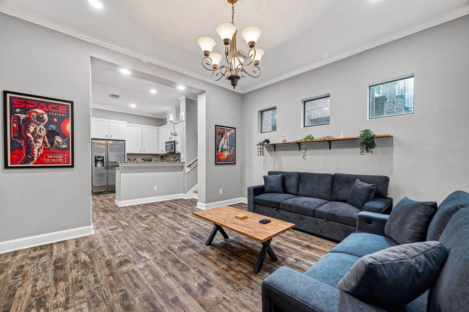 Skyline Views Rooftop Retreat Sleeps 8 - Houston