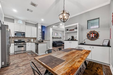 Skyline Views Rooftop Retreat Sleeps 8