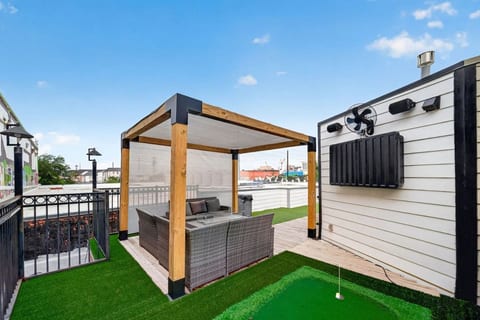 Skyline Views Rooftop Retreat Sleeps 8
