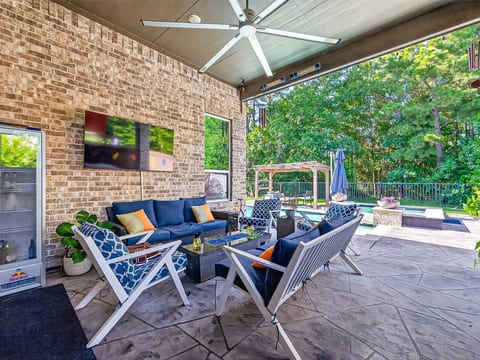 The Pineapple Oasis Pool And Spa Retreat