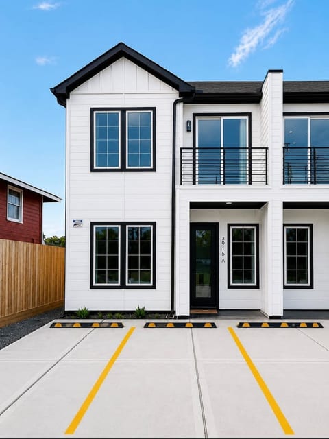 Modern 3BR Near UH, Downtown, Toyota Center, NRG