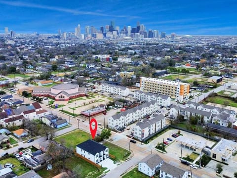Modern 3BR Near UH, Downtown, Toyota Center, NRG