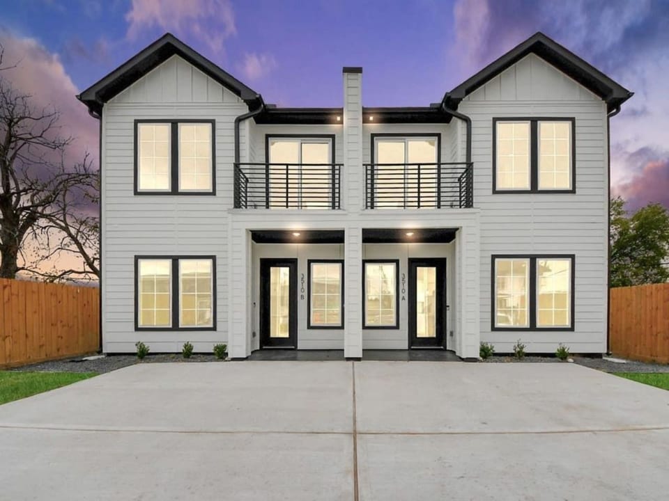 Modern 3BR Near UH, Downtown, Toyota Center, NRG - Houston