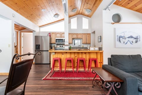 Truckee Peak Retreat: Pet-Friendly 4BR Haven