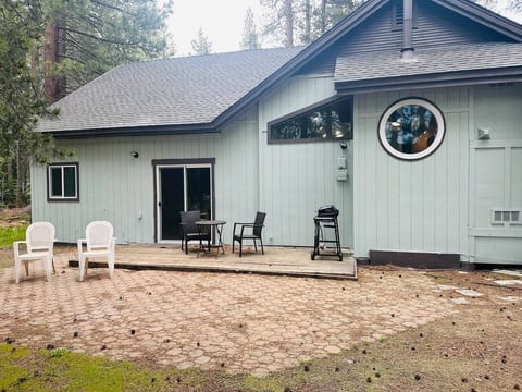 Truckee Peak Retreat: Pet-Friendly 4BR Haven