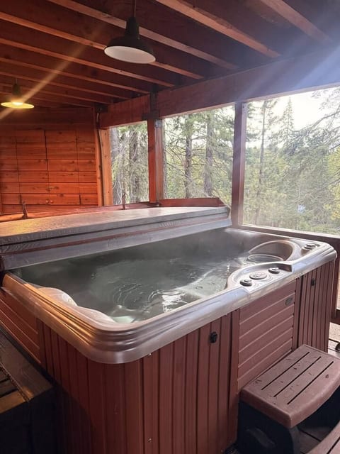 New-Powder & Pines: Donner lake/spa/ Pet-Friendly