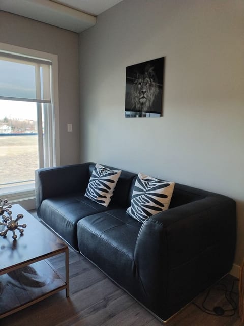 Modern 2BR in Edmonton | Park Avenue