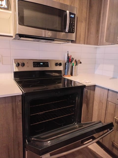 Modern 2BR in Edmonton | Park Avenue