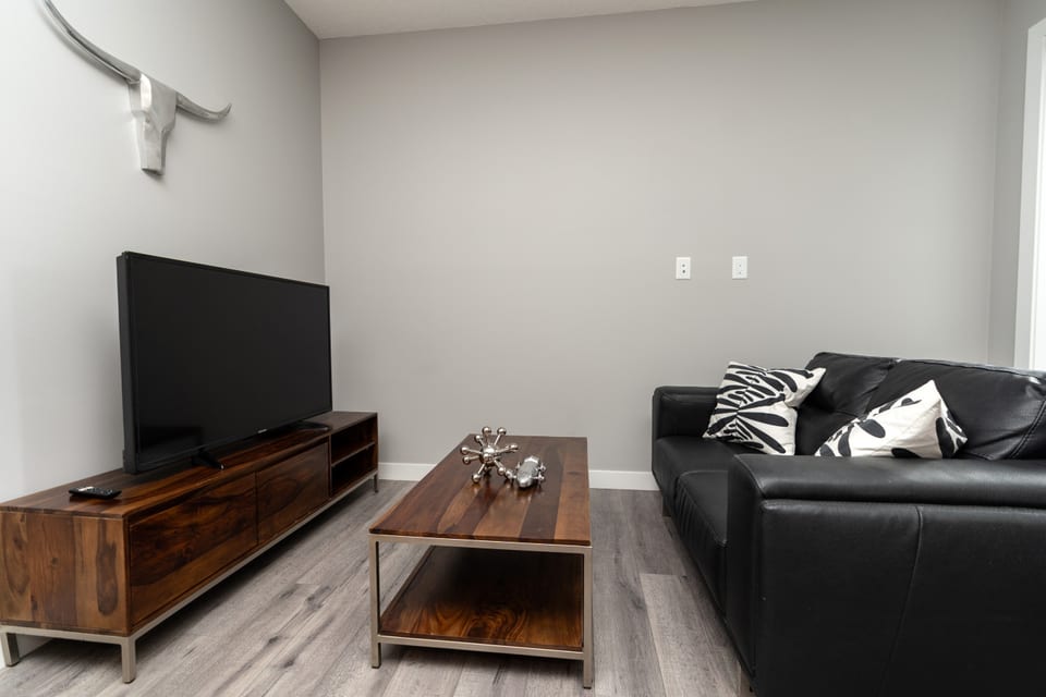 Modern 1BR in Edmonton | Village on 105 - Edmonton