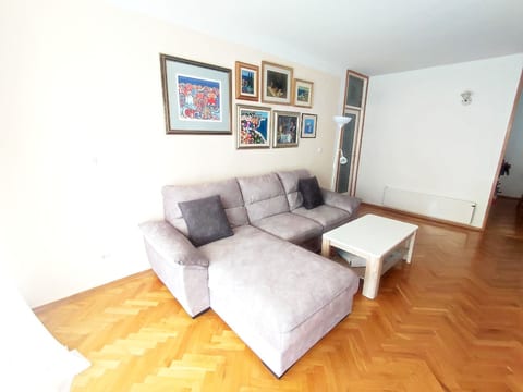 Appartement in Varoš mit Möbliertem Balkon, Stara gradska vijećnica-Nähe und Me