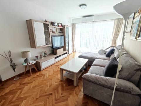 Appartement in Varoš mit Möbliertem Balkon, Stara gradska vijećnica-Nähe und Me