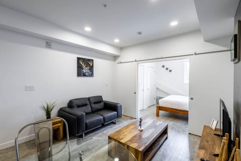 Furnished 1BR in Regina | Metro