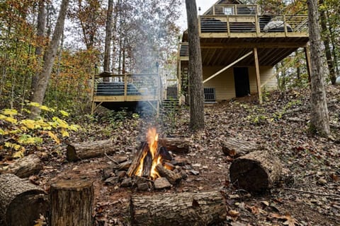 Wooded cabin with fire pit, multi-level decks & hot tub retreat