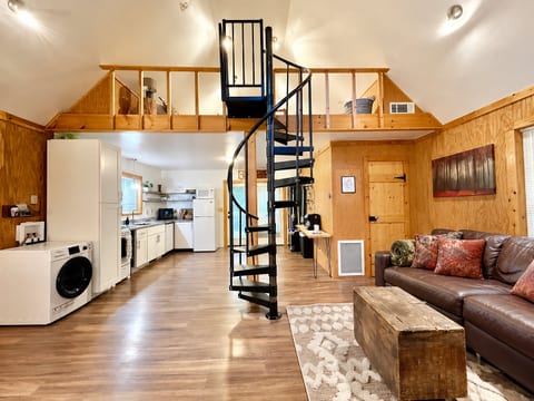 Romantic Cabin: Hot Tub, Fire Pit, Cozy Getaway