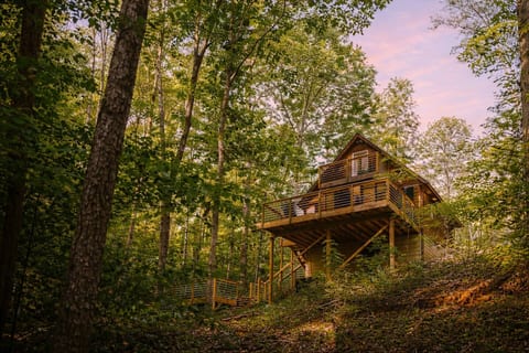 Romantic Cabin: Hot Tub, Fire Pit, Cozy Getaway