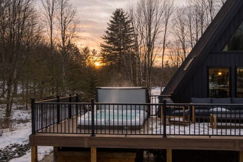 Designer A-Frame w/Hot Tub, 9mi to Jim Thorpe