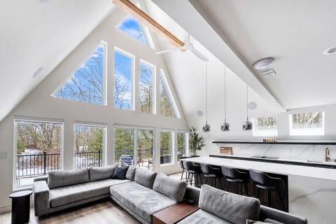 Designer A-Frame w/Hot Tub, 9mi to Jim Thorpe