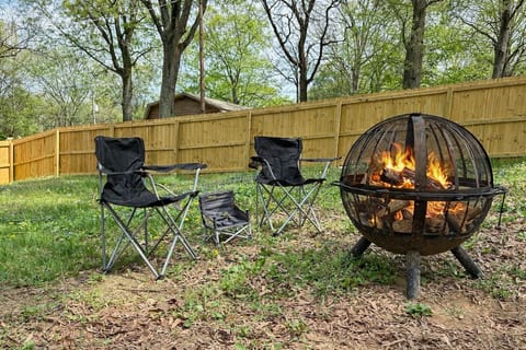 Gather around the private fire pit at Hill Top Cabin, complete with seating and firewood provided. Set in a peaceful, fully fenced yard, it’s the perfect spot for campfires, s’mores, and quiet nights under the stars.