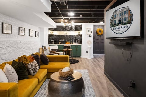 Artistic Stay near Hyde Park: 2 Living, Courtyard