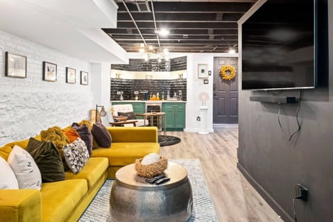 Artistic Stay near Hyde Park: 2 Living, Courtyard