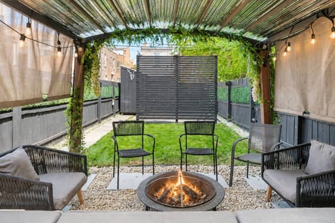 Artistic Stay near Hyde Park: 2 Living, Courtyard