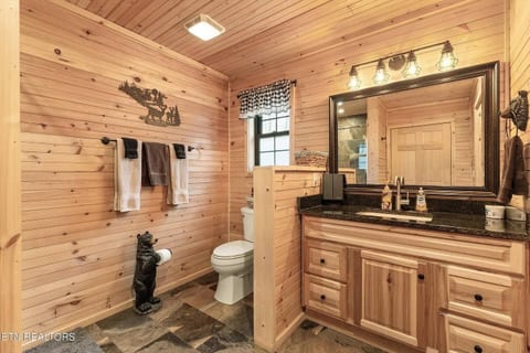 Views! Hot Tub, King Bed, Secluded | Morning Glory