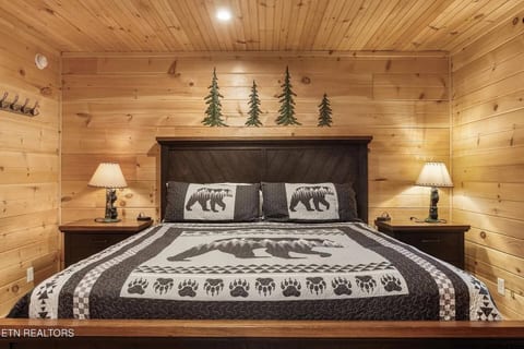 Views! Hot Tub, King Bed, Secluded | Morning Glory