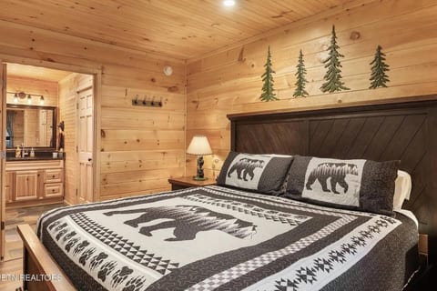 Views! Hot Tub, King Bed, Secluded | Morning Glory