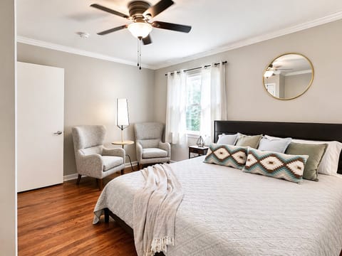 Your peaceful escape: king bed, 40” smart TV, walk-in shower. Minutes to Stone Mountain, Atlanta, and airport for convenience.