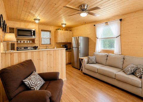 *Hot Tub *Fire Pit *Near The Caverns & Hiking!