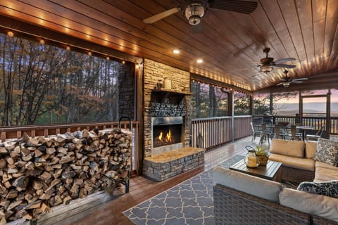 *VIEWS *Secluded *HotTub *In&OutdoorFireplaces