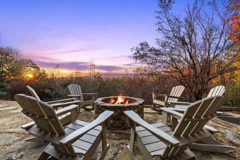*VIEWS *Secluded *HotTub *In&OutdoorFireplaces