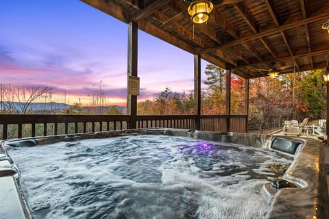 *VIEWS *Secluded *HotTub *In&OutdoorFireplaces