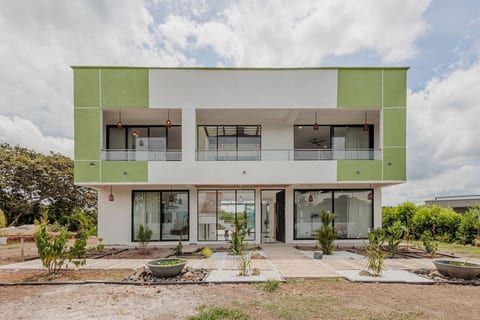 Tranquil escape luxury Villa in Cerritos image 1