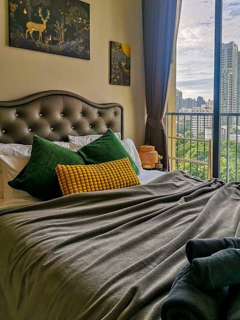 Chic High-Rise 1BR near EmDistrict & BTS Phrompong