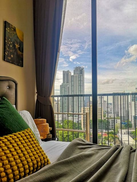 Chic High-Rise 1BR near EmDistrict & BTS Phrompong