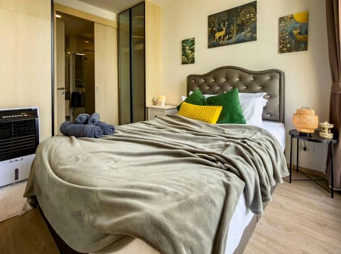 Chic High-Rise 1BR near EmDistrict & BTS Phrompong