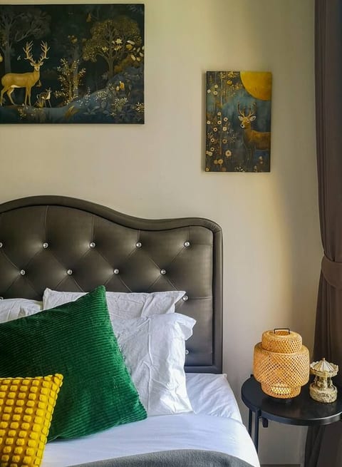 Chic High-Rise 1BR near EmDistrict & BTS Phrompong