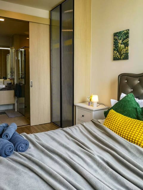 Chic High-Rise 1BR near EmDistrict & BTS Phrompong