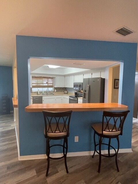 Sit down counter area looking into the kitchen