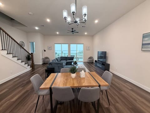 New Modern Lakeview Townhome | Near NASA & Kemah