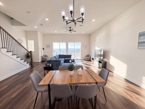 New Modern Lakeview Townhome | Near NASA & Kemah