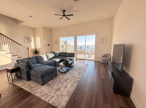 New Modern Lakeview Townhome | Near NASA & Kemah
