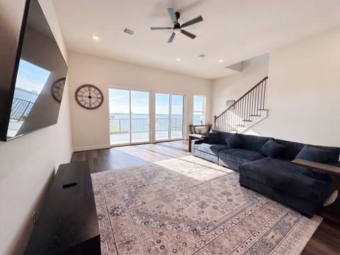 Luxurious Lakefront Retreat at NASA Space & Kemah