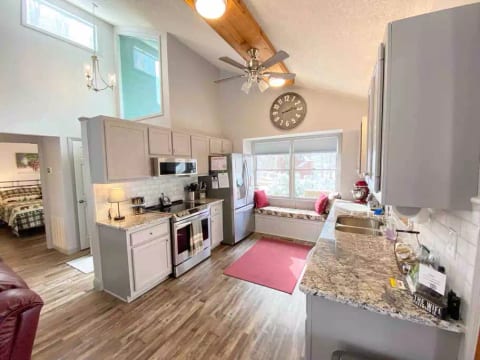 Cabin/Close to ski slopes/Pet Friendly/King Beds
