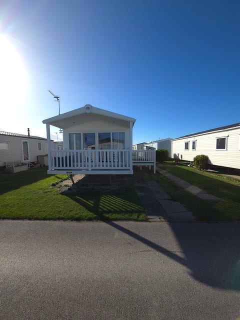 The Retreat Lighthouse - Lido Beach Prestatyn