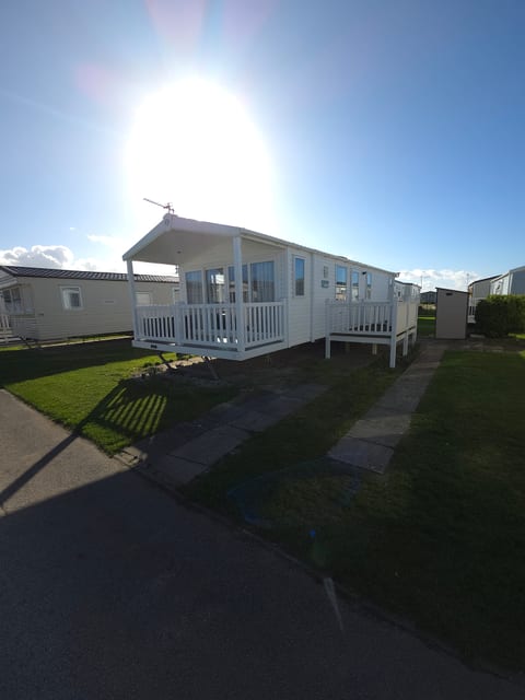 The Retreat Lighthouse - Lido Beach Prestatyn
