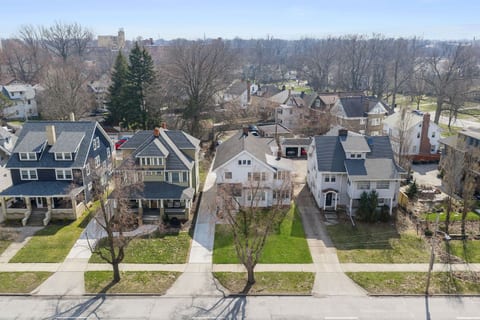 Modern Lake Erie Retreat | Off Street Parking